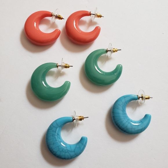 10 Pairs of Joan Rivers Lucite Hoop Earrings - Picture 6 of 16